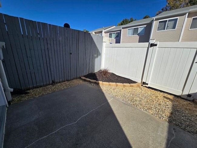 Building Photo - Wonderful 3 bedroom 1.5 bath Townhome in Williamsburg!