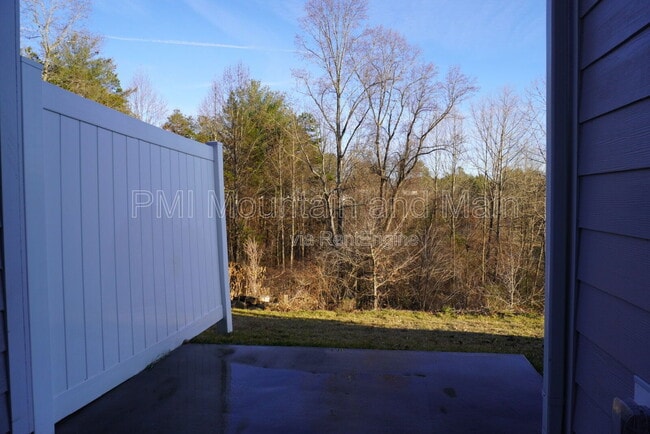 Building Photo - 210 Creekview Rd