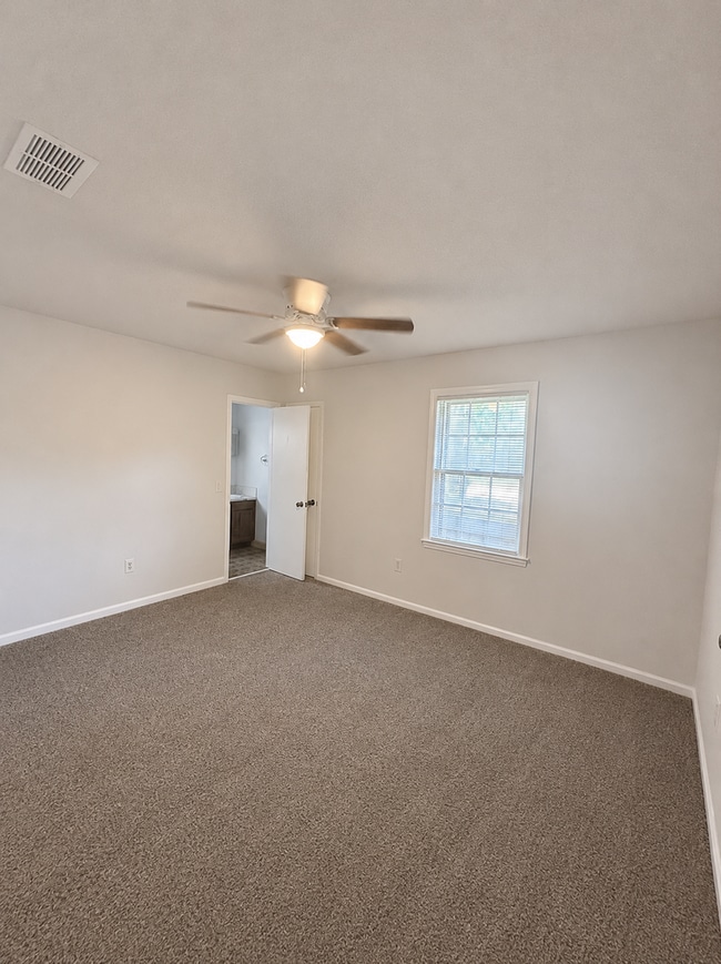 Building Photo - 3 Bed/2 Bath Ranch Style Home!