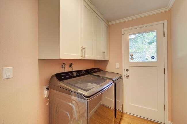 Building Photo - 4Bd/2.5Ba Mercer Island House