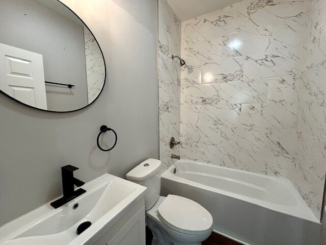 Building Photo - **SPECIAL** $250 OFF 2ND MONTH'S RENT** 3 Bedroom 2 Bath Duplex in the Heart of Indianapolis
