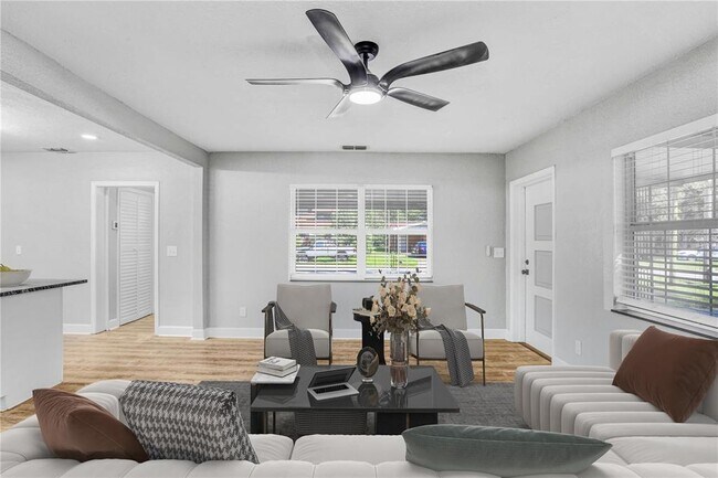 Building Photo - 223 Pinehurst Dr