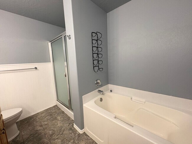Building Photo - Beautiful 4-Bedroom Meridian Home with 4-Car Garage & Prime Location