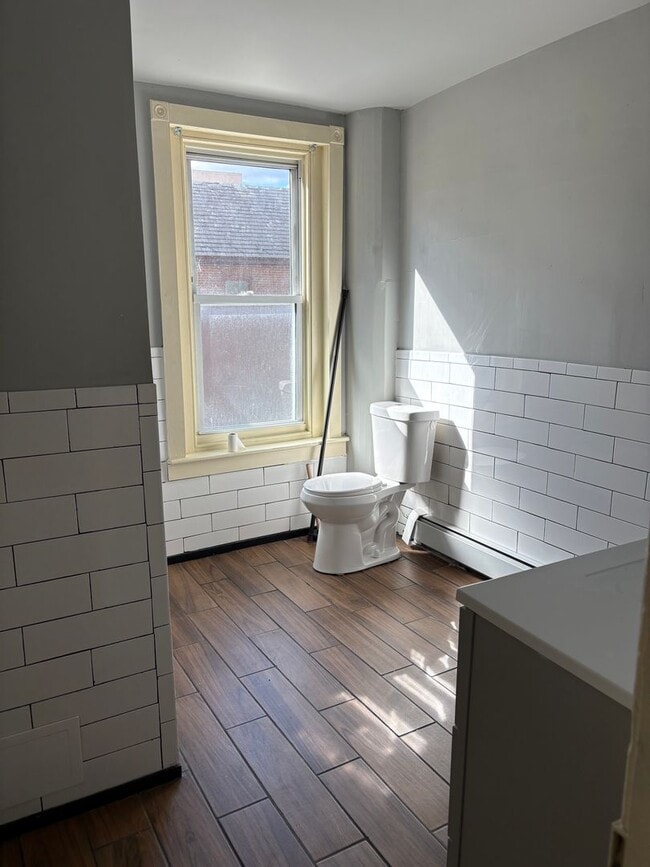 Building Photo - 948 W Maple St