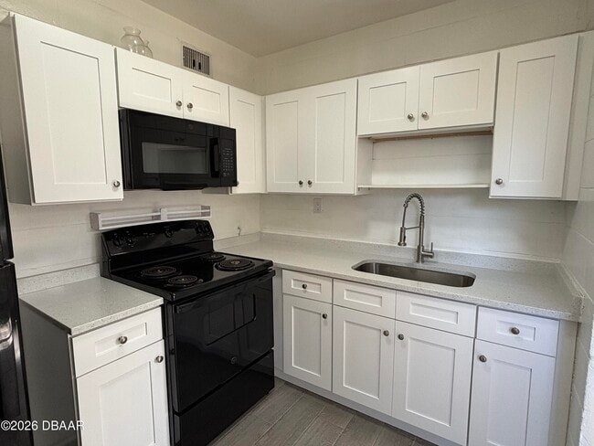 Building Photo - 93 Ford St