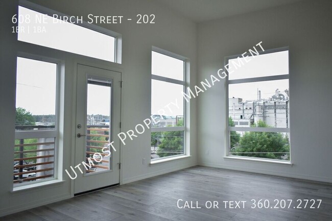 Building Photo - 608 NE Birch St