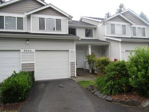 Building Photo - 2 Bed 2.5 Bath Townhouse with Lake access