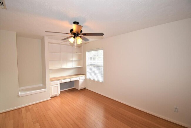 Building Photo - 1323 W Forest Dr