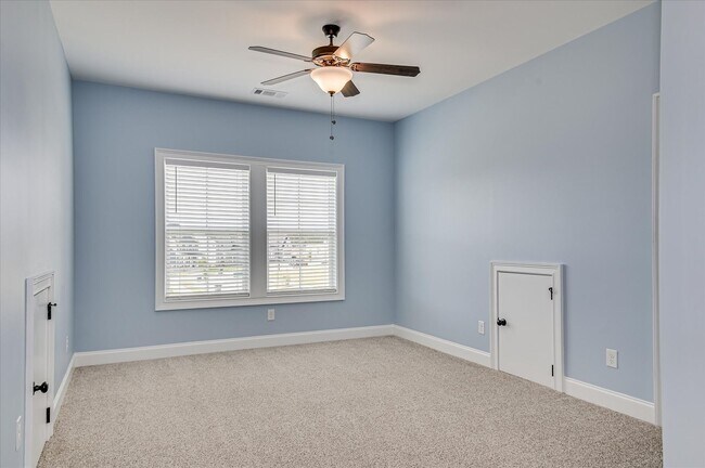 Building Photo - 3067 Rosewood Dr