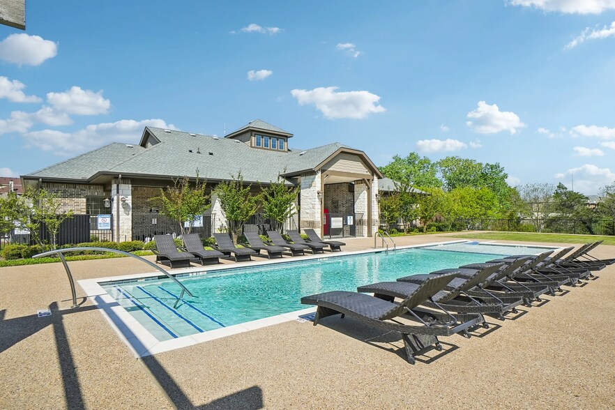 Building Photo - 8200 Clarksprings Dr