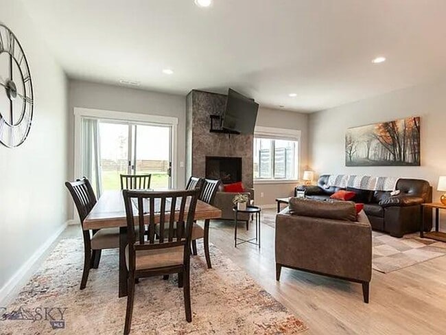 Building Photo - 3 Bd / 2.5 Bath Townhome Furnished or Unfurnished