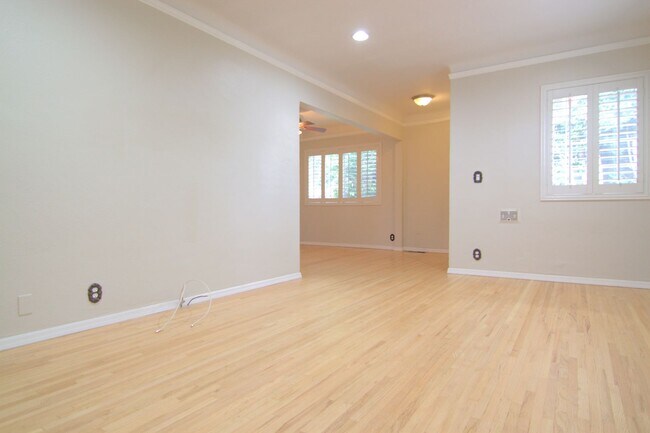 Building Photo - 1440 N Pass Ave