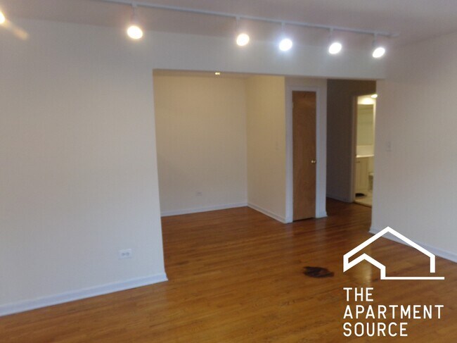 Building Photo - 6002 N Kenmore Ave