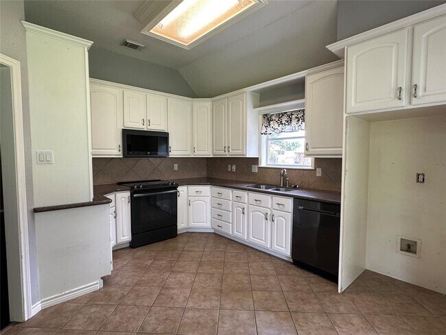 Building Photo - 243 Fantasy Ln
