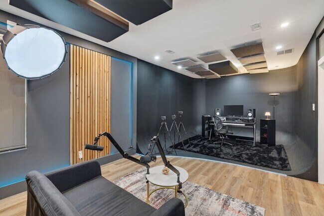 Building Photo - 8145 Overland Grv