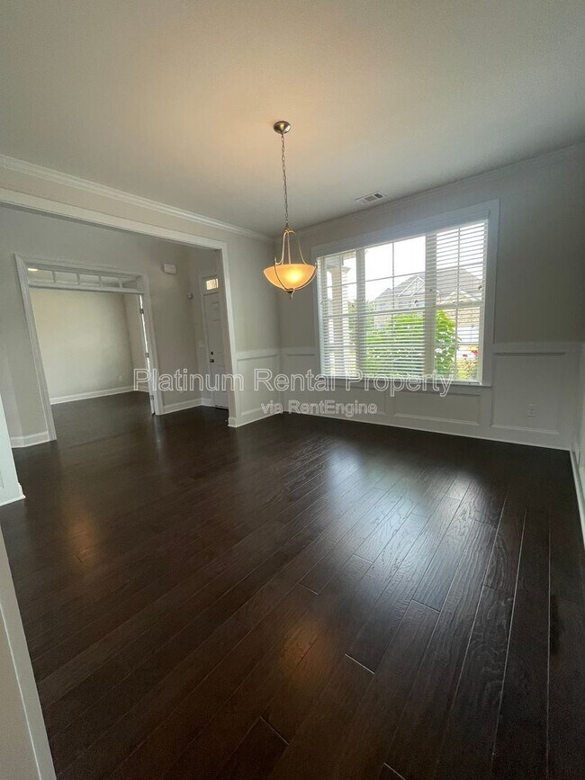 Building Photo - 1825 Dahlia Dr
