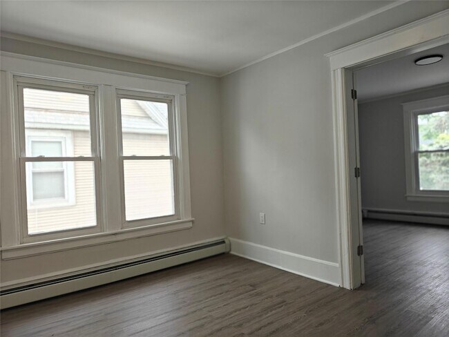 Building Photo - 372 Mansion St