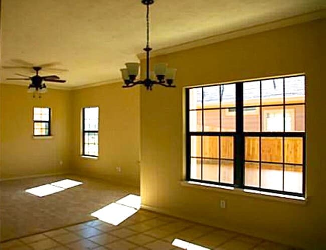 Building Photo - GORGEOUS 3 bed, 2 bath in Spring Creek Gar...