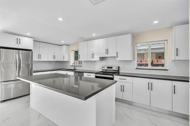 Building Photo - 1600 SW 9th St