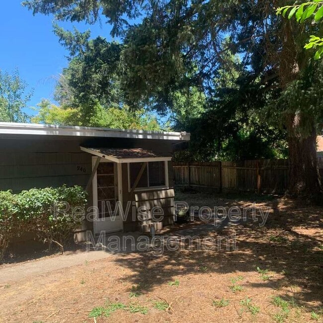 Building Photo - 940 SE N St