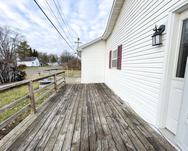 Building Photo - Cozy 2 Bedroom Home! Washer & Dryer Hookups! Large Deck! Spacious Yard!