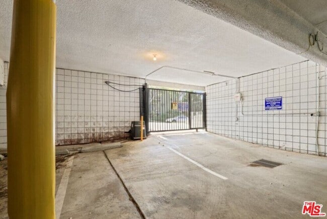 Building Photo - 6624 Springpark Ave