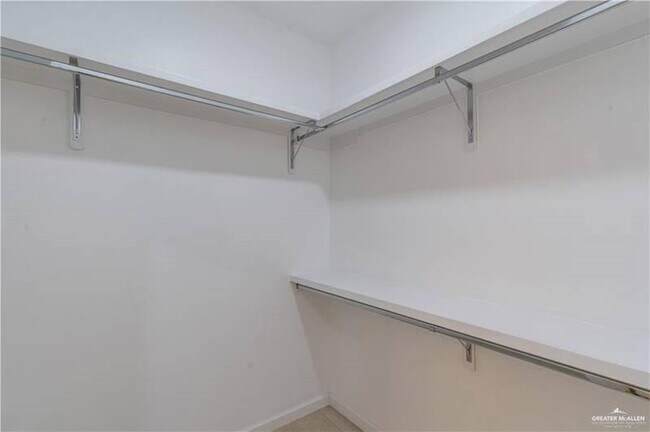 Building Photo - 2600 Vivien Dr