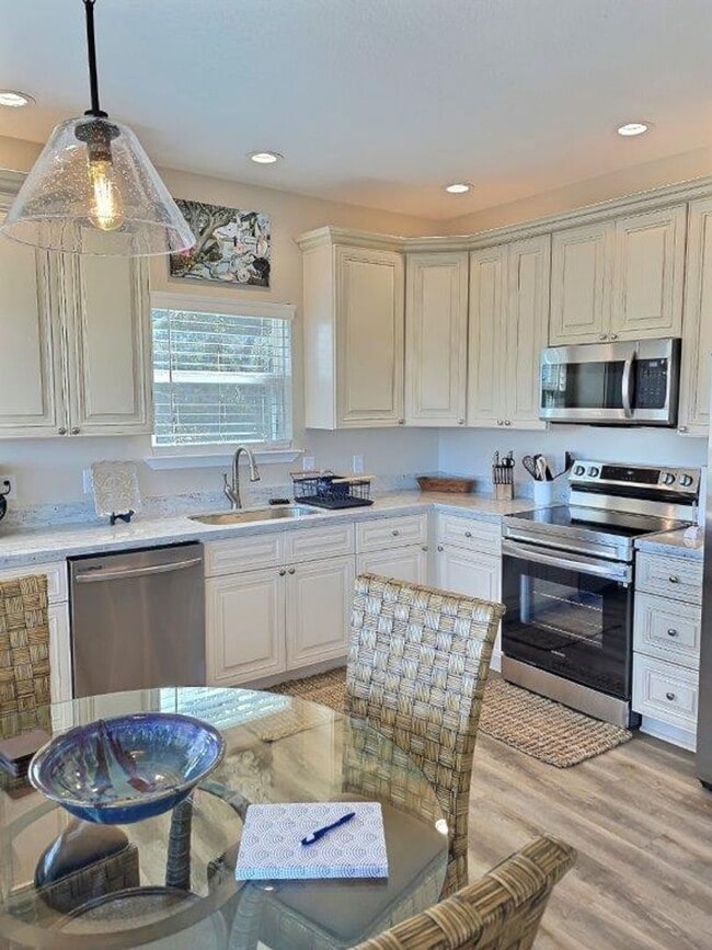 Building Photo - Fully furnished 2-bedroom house on the bayou