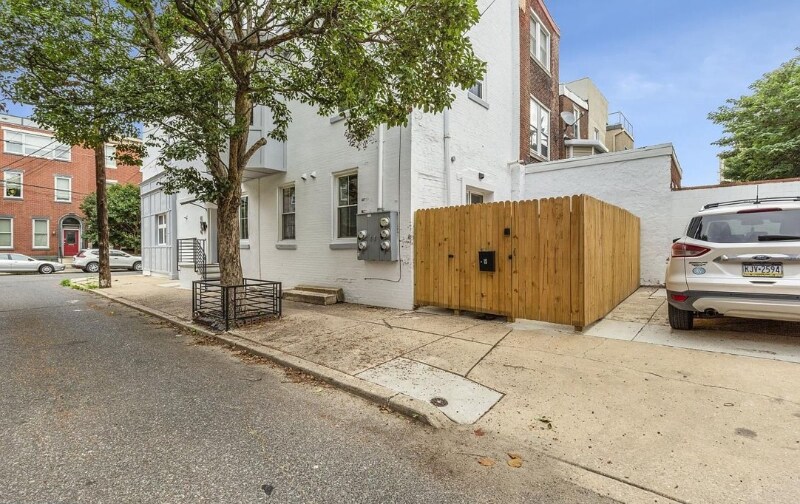 Building Photo - 1916 Poplar St