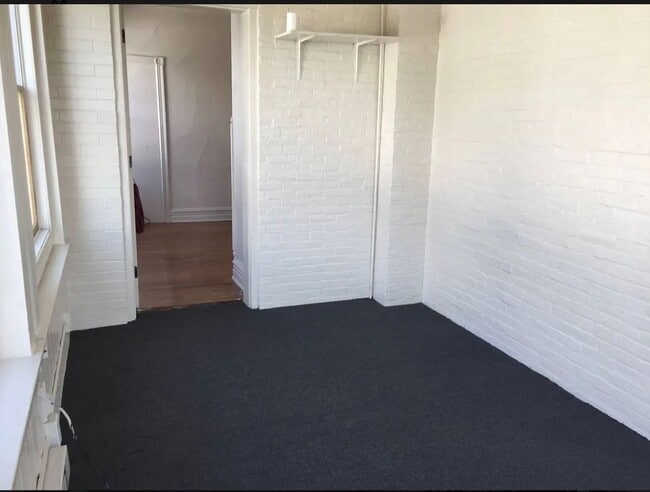 Building Photo - Student Housing 5 bedroom House Available Now & 2026-2027 School Year!