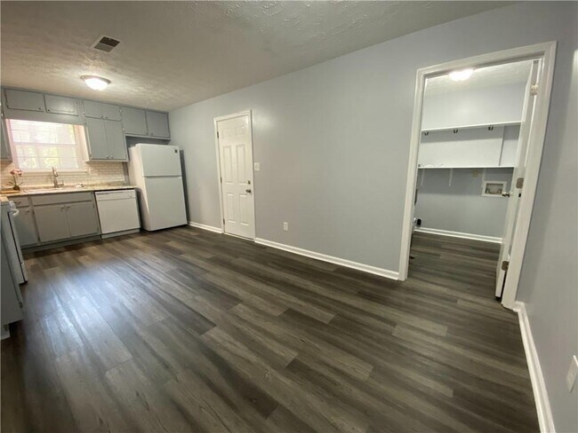 Building Photo - 2012 Oakwood Dr