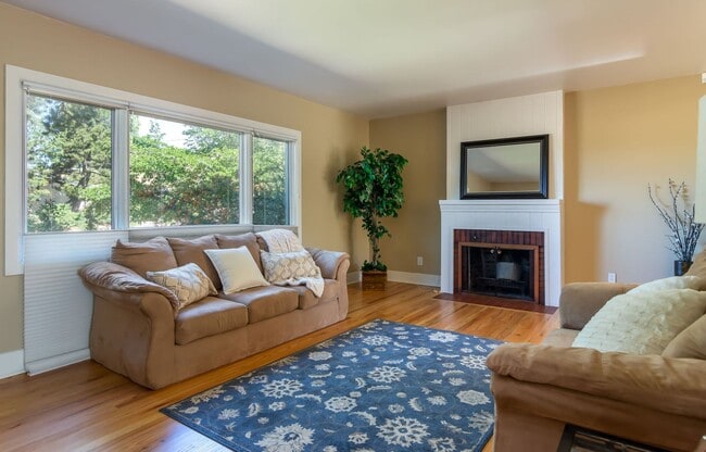 Building Photo - SPRUCE PARK CLASSIC 3/BD 2/BA 2/STORY 2/CG