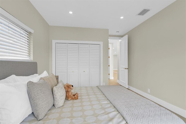 Building Photo - 319 S Riverside Dr