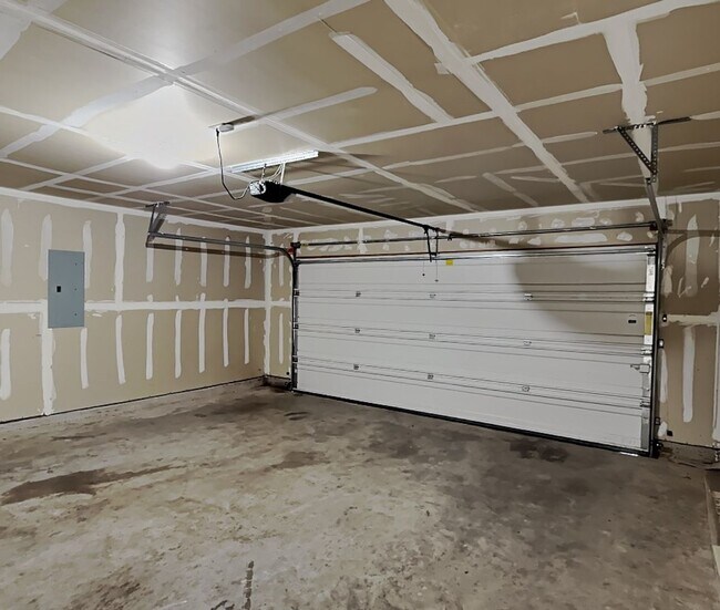 Building Photo - Welcome Home to Brookwood Park!