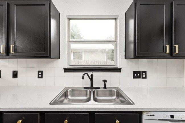 Building Photo - 6908 Villita Cove