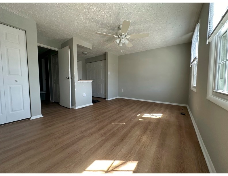 Master bedroom - 5811 Rowanberry Dr