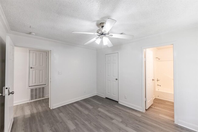 Building Photo - 110 Varsity Cir