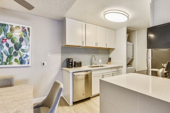 Building Photo - 5800 Woodway Dr