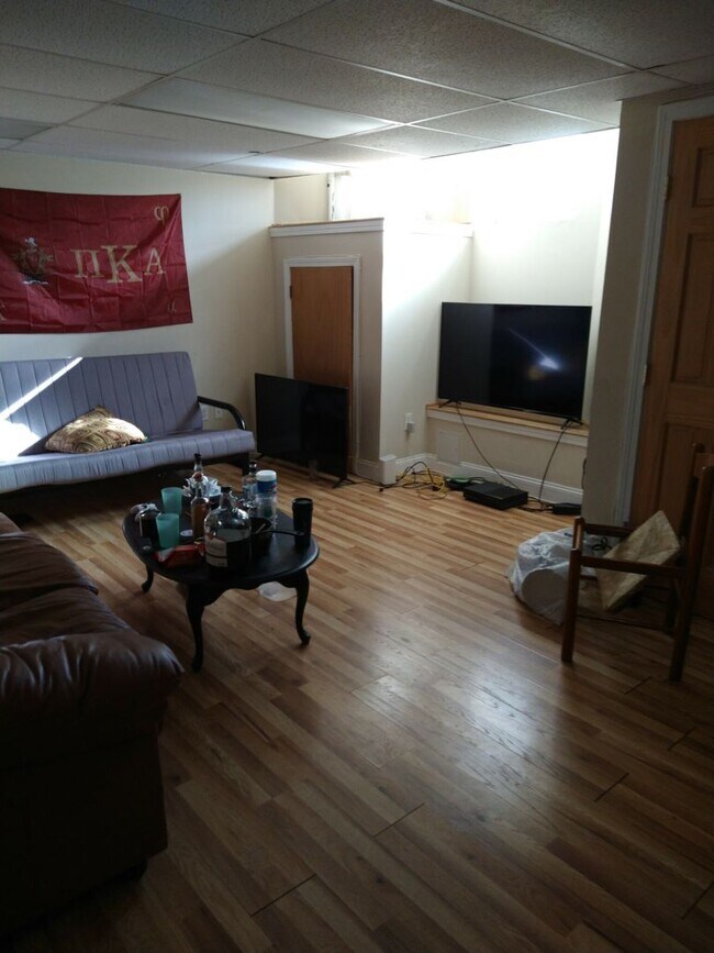 Building Photo - 9/1/25 Spacious two-level 3BR/2BA near Pac...