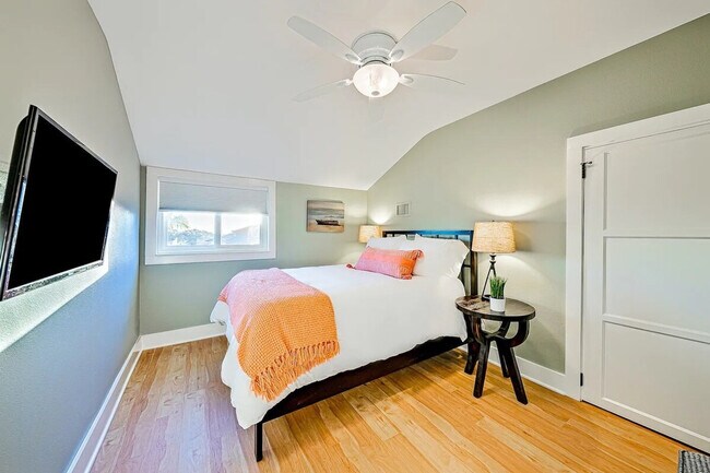 Building Photo - 1185 Tamarack Ave