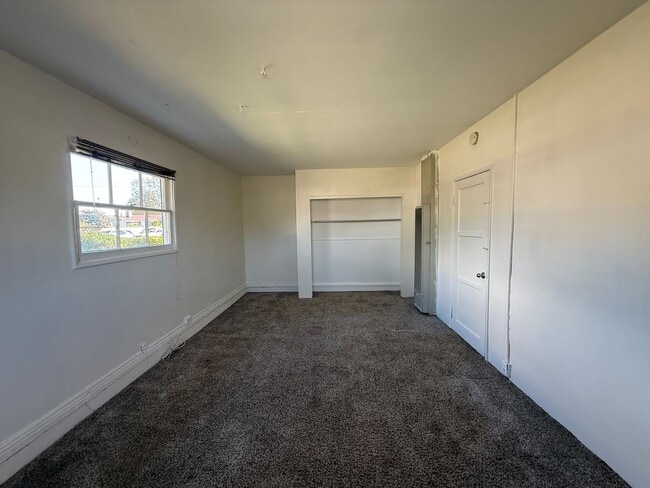 Building Photo - Centrally Located Single Story Ranch Style...