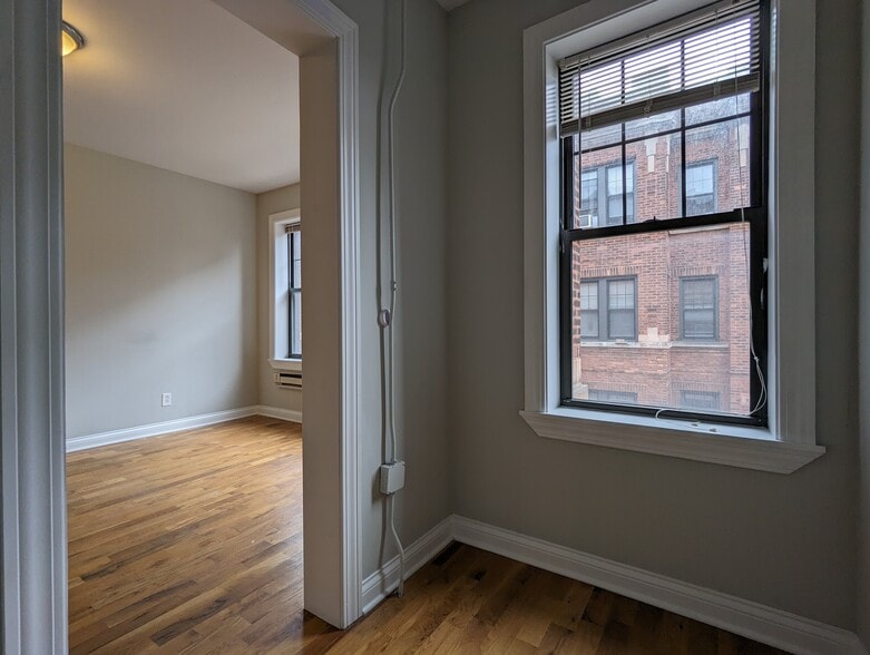 Building Photo - 4417 N Wolcott Ave