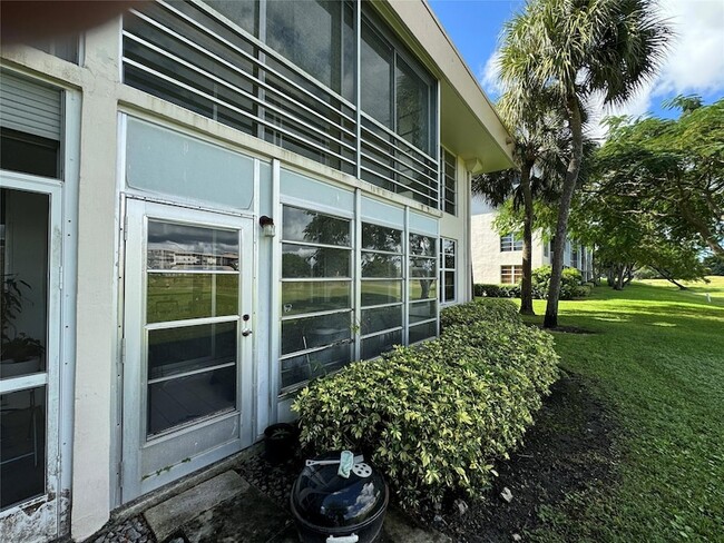 Building Photo - 2601 S Palm Aire Dr