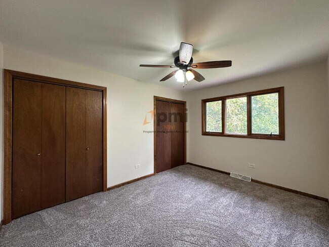 Building Photo - 334 Little John Dr