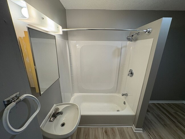 Building Photo - Charming 5-Bed Home Near Campus with Updat...