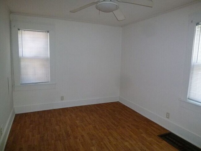 Building Photo - 2 Bedroom Home with Fenced Yard