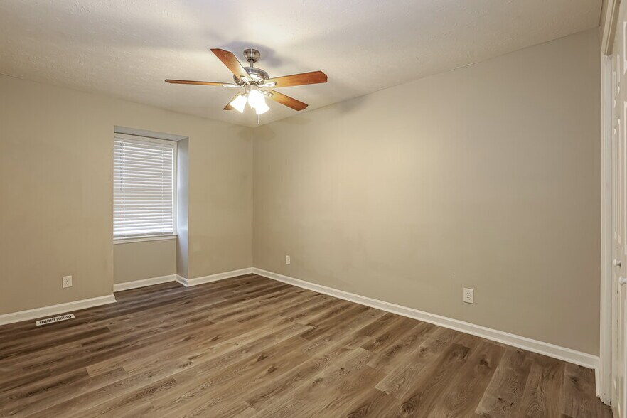 Building Photo - 1398 Lakeview Pkwy
