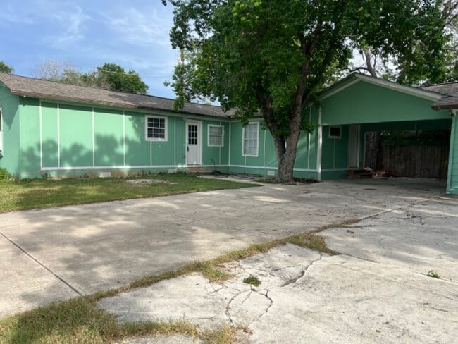 Building Photo - Wheatley Heights Gem