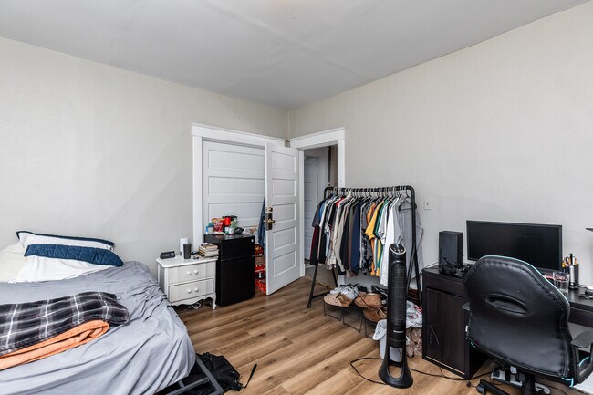 Building Photo - 208 Bosley St