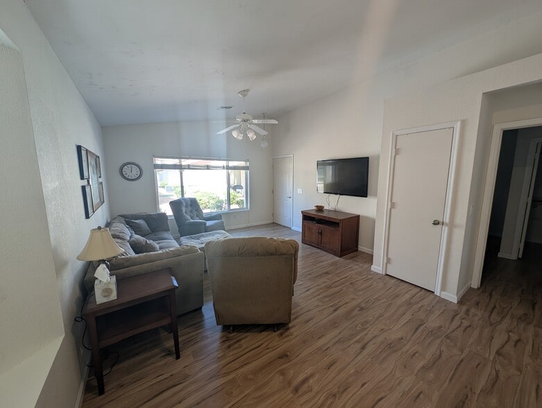 Building Photo - 1120 N Val Vista Dr